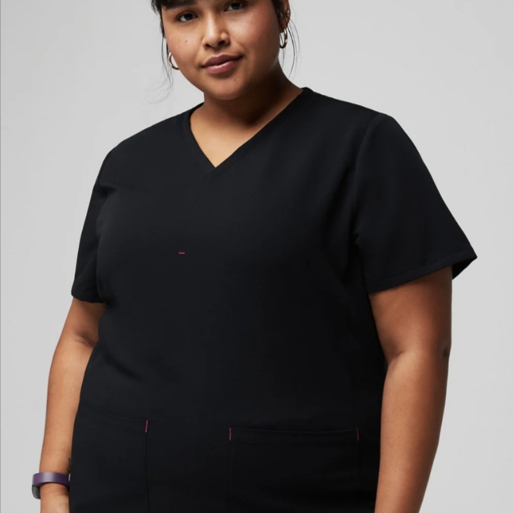 Fabletics method 2 pocket scrub top